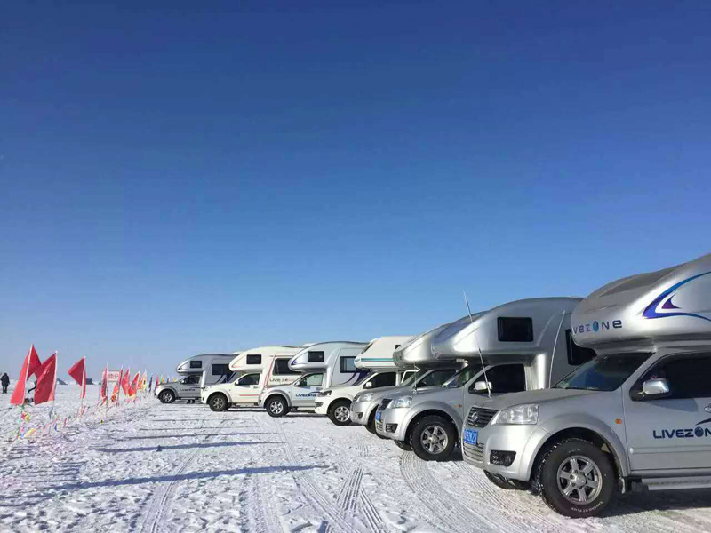 踏雪前行，房车也能雪地越野