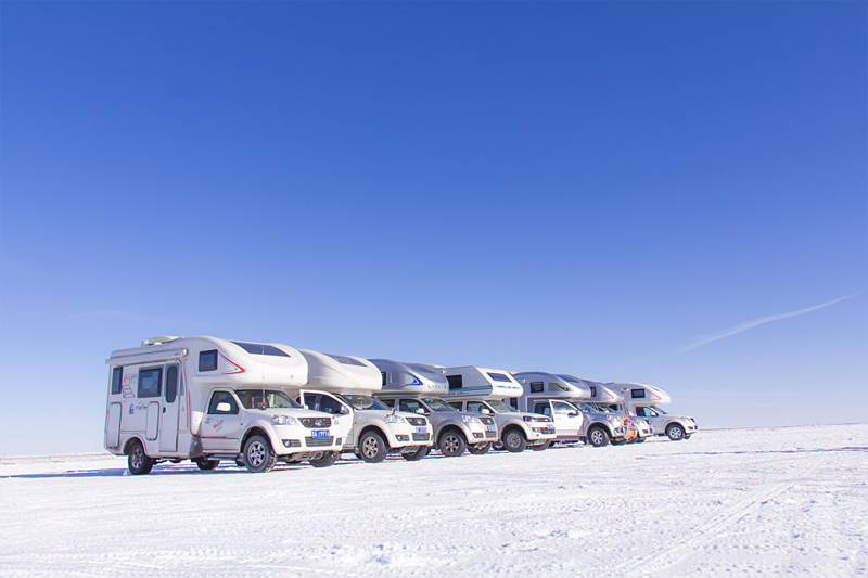 踏雪前行，房车也能雪地越野